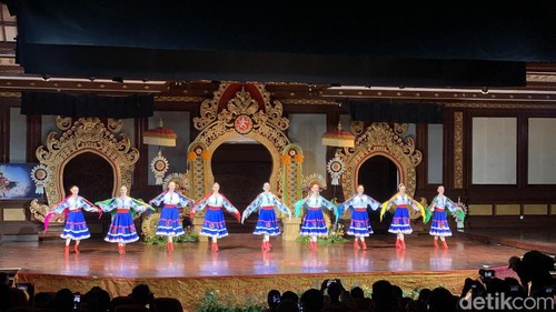 Penampilan seni tari dan musik dari negara Ukraina di Pesta Kesenian Bali 2024, di Art Center, Denpasar, Selasa (9/7/2024).