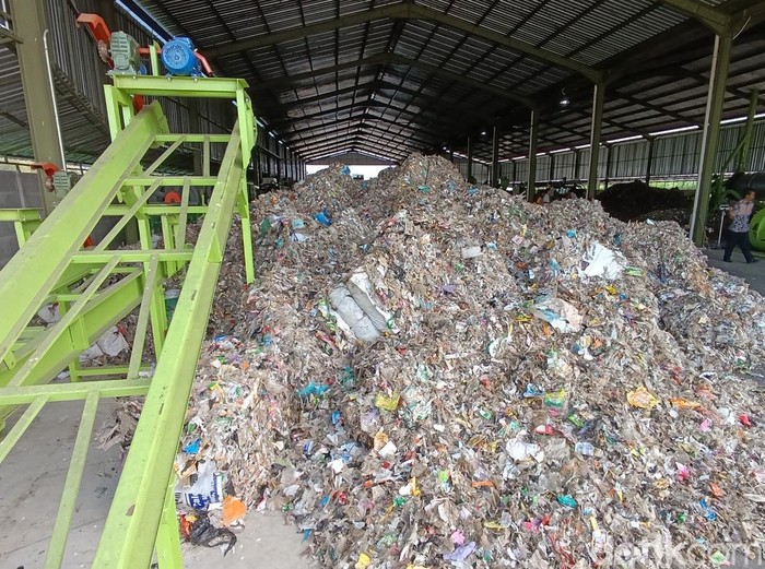 Pengolahan sampah di TPST Sendangsari, Minggir, Kabupaten Sleman, DIY, Selasa (9/7/2024).