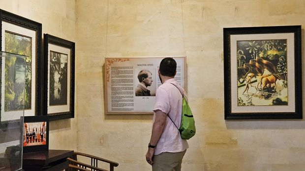 Seorang turis tengah melihat peninggalan Walter Spies di Agung Rai Museum (Arma), Gianyar, Bali.