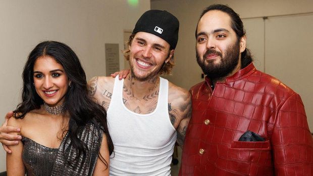 Penyanyi Justin Biebier bersama putra bungsu Ambani, Anant Ambani dan Radhika Merchant. (Instagram/justinbieber)