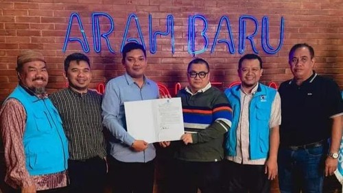 Penyerahan rekomendasi oleh Ketua Bappilu yang juga Ketua Desk Pilkada DPN Gelora, Riko Marbun, kepada bacabup Bima, Muhammad Putera Ferryandi, di kantor DPN Gelora, Jakarta, Selasa, (9/7/2024).