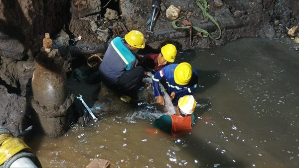 Perbaikan Kebocoran Pipa PDAM Imbas Proyek Tunnel TIJ Surabaya Tuntas