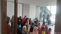 Salah satu orang tua yang mengajak putrinya datang dalam kegiatan ini adalah Yanti, ia bersama sang anak serta suami, dan kedua keponakannya senang untuk datang ke perpustakaan.   