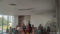 Menurut Yanti mengajak anak-anak ke perpustakaan merupakan liburan yang bermanfaat karena bisa mengisi waktu luang anak dengan kegiatan yang lebih berisi.