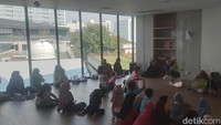 Membaca buku bagi sebagian anak masa kini mungkin sudah jarang ditemui, terlebih anak zaman sekarang lebih senang dengan gadget.