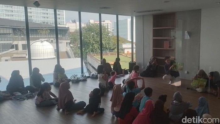Mengenalkan literasi kepada anak sedari dini merupakan upaya mendorong anak untuk gemar membaca. Hal itu nantinya akan menumbuhkan hal-hal positif lainnya lagi.