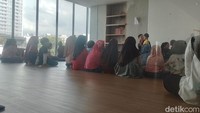 Dalam kegiatan hari ini anak-anak dibacakan cerita dongeng oleh pihak dari perpustakaan dan menurut Boy antusias anak-anak pada kegiatan ini begitu ekspresif. Bahkan ia dan pihaknya tak pernah berharap lebih dengan hasil yang diraihnya nanti, ternyata respon orang tua dan khususnya anak-anak begitu dengan kegiatan tersebut.