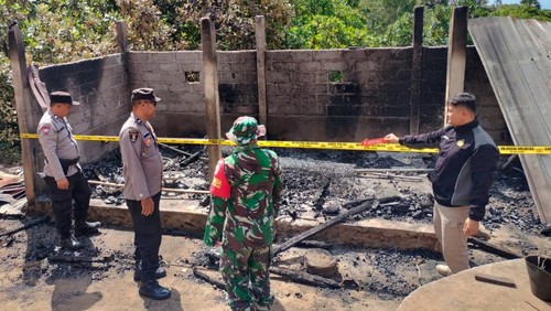 Personel Polsek Kubu saat melakukan olah TKP rumah I Wayan Pilihan di Desa Tianyar Tengah, Kecamatan Kubu, Kabupaten Karangasem, yang dibakar oleh tetangganya, I Nyoman Simpen. (dok. Polsek Kubu)