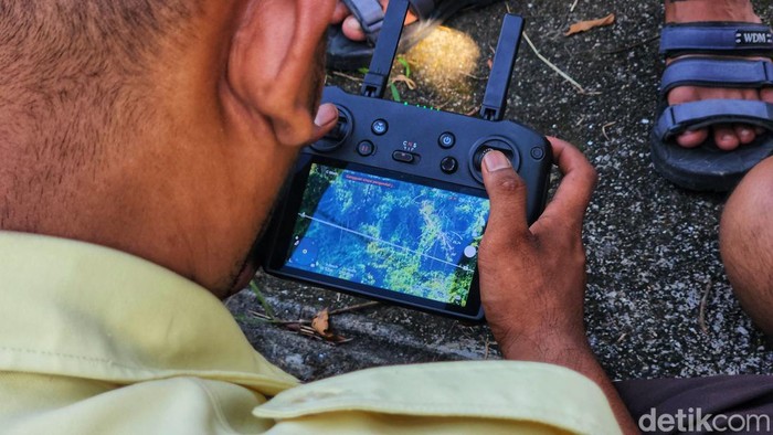Petugas gabungan terbangkan drone cari pria ODGJ pembacok wargaSukabumi.