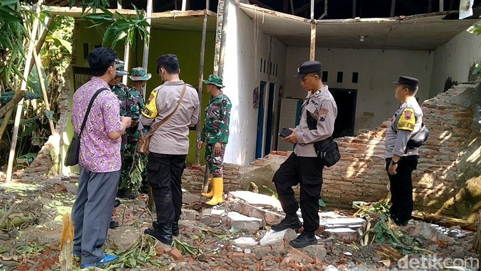 Petugas gabungan TNI-Polri melakukan pendataan detail rumah yang rusak akibat gempa Batang, pada Selasa (9/7/2024).