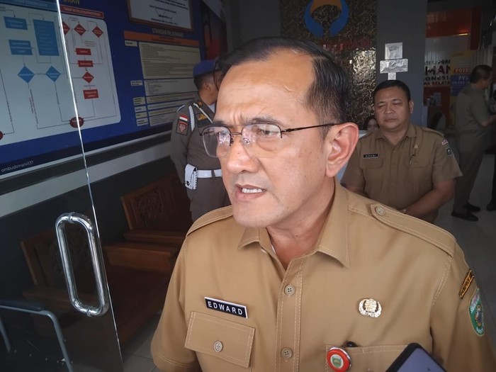 Plh Sekda Pemprov Edward Candra ditemui usai rapat di Ombudsman Palembang