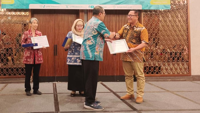 Plt Direktur Jenderal Pencegahan dan Pengendalian Penyakit (P2P) Kemenkes Yudhi Pramono (kiri), menyerahkan pengharagaan kepada Kepala Dinas Kesehatan Provinsi Papua Tengah Silwanus A. Sumule.