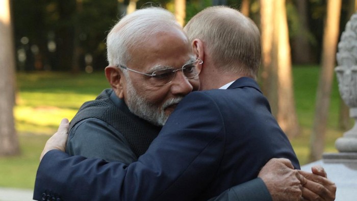 Perdana Menteri (PM) India, Narendra Modi, tiba di Moskow disambut pelukan hangat Presiden Rusia, Vladimir Putin. Kunjungan ini dinilai menapaki garis tipis antara mempertahankan hubungan jangka panjang dengan Moskow dan menjalin hubungan keamanan yang lebih erat dengan Barat.