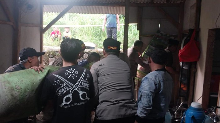 Polisi dan warga evakuasi jasad Perempuan yang ditemukan tewas di dalam sumur