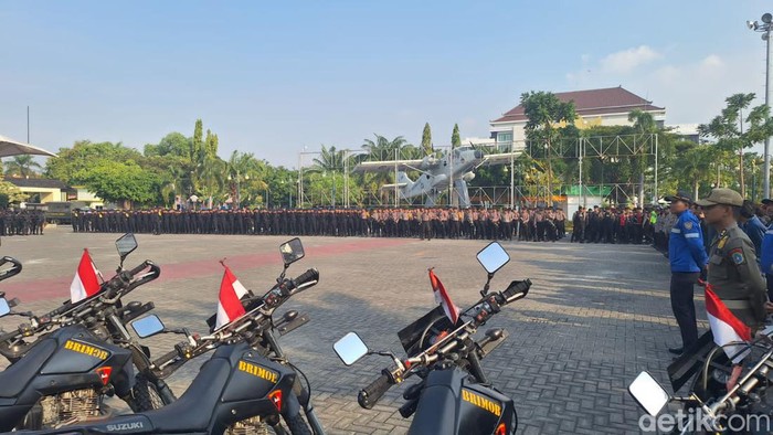 Polisi Sekat Massa Penggembira Saat Pengesahan Pesilat di Lamongan