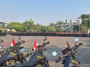 Polisi Sekat Massa Penggembira Saat Pengesahan Pesilat di Lamongan