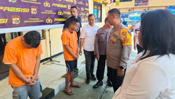 Polresta Jayapura menangkap 2 pria karena mengedarkan narkoba jenis sabu.