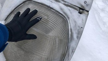 Lampu jalanan yang jatuh di atas salju, ukurannya ternyata sangat besar. Foto: Brightside/Mahasiswa Dorong/Reddit