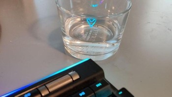 Gambar love di gelas kaca, pantulan cahaya dari keyboard. Foto: Brightside/ potatinatoor/Reddit