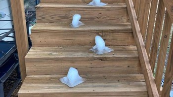 Bentuk salju ini dari jejak kali balita. Foto: Brightside/YetiPie/Reddit