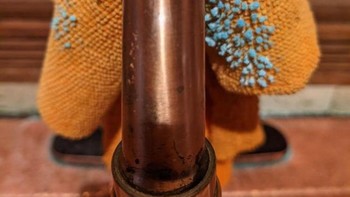 “Membersihkan wastafel tembaga saya dengan cuka dan garam laut. Beberapa jam kemudian kristal garam ini tumbuh di kain yang saya gunakan untuk mengeringkannya, Foto: Brightside/alleygator1290/Reddit