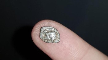 Koin perak Yunani kecil yang berusia 2500 tahun. Foto: Brightside/AustinShagwell/Reddit
