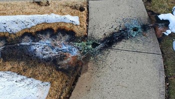 Sebuah kabel listrik yang jatuh dan sangat panas dan meleleh melalui trotoar dan mengubah pasir di bawahnya menjadi kaca. Foto: Brightside/ap83/Reddit