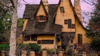 Sebuah rumah yang terlihat seperti di buku dongeng. Foto: Brightside/IklanMungkin/Reddit