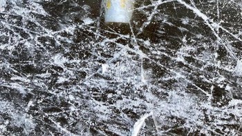 Gelas plastik McDonald yang terjebak di dalam bekuan permainan ice skating. Foto: Reddit