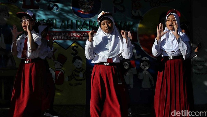 Siswa-siswi baru mengikuti Masa Pengenalan Lingkungan Sekolah (MPLS) di SDN Rorotan 02, Jakarta Utara, Selasa (9/4/2024). Para siswa menyambut kegiatan itu dengan penuh keceriaan.