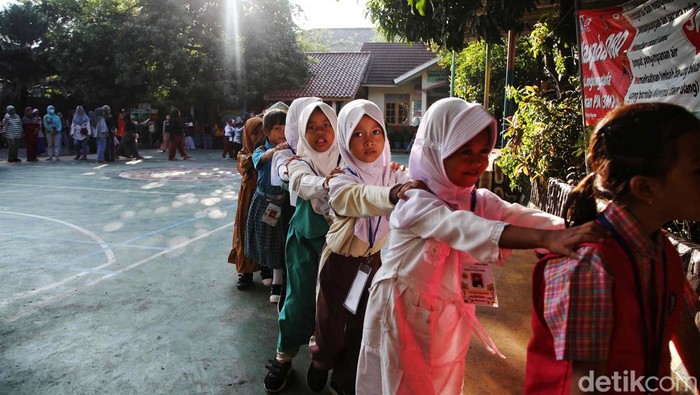 Siswa-siswi baru mengikuti Masa Pengenalan Lingkungan Sekolah (MPLS) di SDN Rorotan 02, Jakarta Utara, Selasa (9/4/2024). Para siswa menyambut kegiatan itu dengan penuh keceriaan.