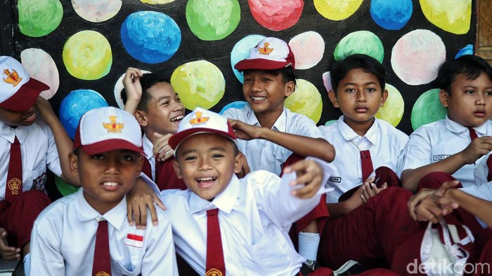 Siswa-siswi baru mengikuti Masa Pengenalan Lingkungan Sekolah (MPLS) di SDN Rorotan 02, Jakarta Utara, Selasa (9/4/2024). Para siswa menyambut kegiatan itu dengan penuh keceriaan.