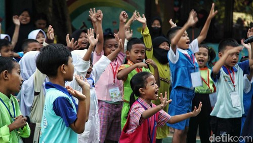 Siswa-siswi baru mengikuti Masa Pengenalan Lingkungan Sekolah (MPLS) di SDN Rorotan 02, Jakarta Utara, Selasa (9/4/2024). Para siswa menyambut kegiatan itu dengan penuh keceriaan.