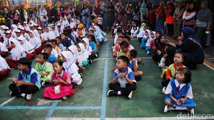 Siswa-siswi baru mengikuti Masa Pengenalan Lingkungan Sekolah (MPLS) di SDN Rorotan 02, Jakarta Utara, Selasa (9/4/2024). Para siswa menyambut kegiatan itu dengan penuh keceriaan.