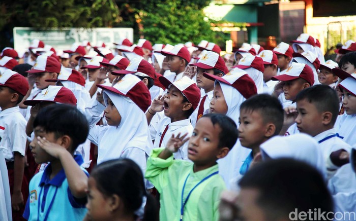 Siswa-siswi baru mengikuti Masa Pengenalan Lingkungan Sekolah (MPLS) di SDN Rorotan 02, Jakarta Utara, Selasa (9/4/2024). Para siswa menyambut kegiatan itu dengan penuh keceriaan.
