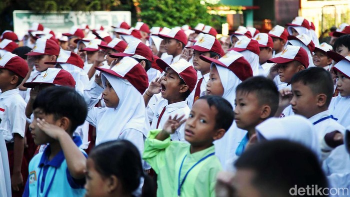 Siswa-siswi baru mengikuti Masa Pengenalan Lingkungan Sekolah (MPLS) di SDN Rorotan 02, Jakarta Utara, Selasa (9/4/2024). Para siswa menyambut kegiatan itu dengan penuh keceriaan.