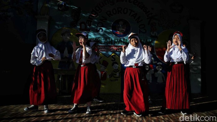 Siswa-siswi baru mengikuti Masa Pengenalan Lingkungan Sekolah (MPLS) di SDN Rorotan 02, Jakarta Utara, Selasa (9/4/2024). Para siswa menyambut kegiatan itu dengan penuh keceriaan.