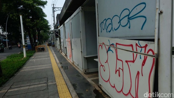 Kios khusus PKL dekat Tugu Proklamasi, Jakarta, belum terisi 100 persen. Malahan, beberapa bagian ruko yang kosong jadi sasaran vandalisme.