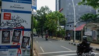 Vandalisme juga menyasar plang pemberhentian bus di dekat kios.   