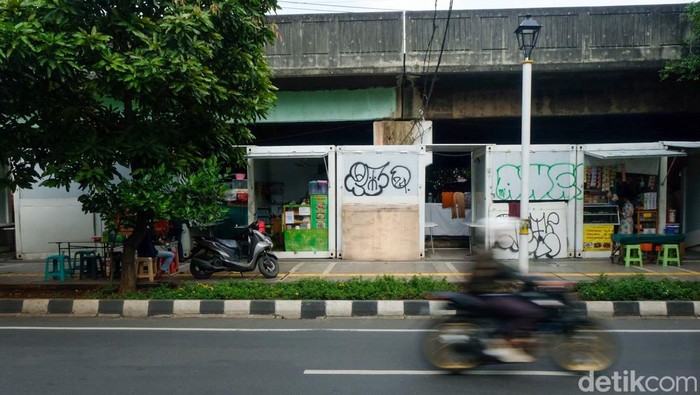 Potret Kios PKL Dekat Tugu Proklamasi, Jadi Korban Vandalisme Kios khusus PKL dekat Tugu Proklamasi, Jakarta, belum terisi 100 persen. Malahan, beberapa bagian ruko yang kosong jadi sasaran vandalisme.