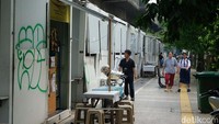 Pejalan kaki melintas di pedestrian dekat kios dekat Tugu Proklamasi, Jalan Penataran, Jakarta Pusat, Selasa (9/7/2024). Pemerintah Provinsi DKI Jakarta menyediakan 92 kios berukuran 2x2 meter untuk pedagang kaki lima di kawasan tersebut.  