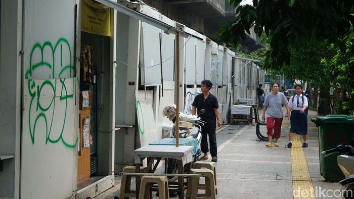 Kios khusus PKL dekat Tugu Proklamasi, Jakarta, belum terisi 100 persen. Malahan, beberapa bagian ruko yang kosong jadi sasaran vandalisme.