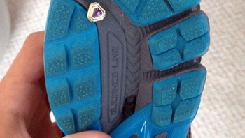 Anting yang hilang ternyata ada di bawah sepatu. Foto: Bored Panda