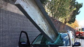 Pengemudinya selamat dari kejadian mengerikan ini. Foto: Bored Panda