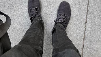 Terperosok eskalator tapi kaki masih terlindungi sepatu. Foto: Bored Panda