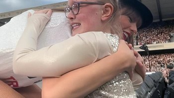 Dipeluk Taylor Swift karena posisi yang pas di antara penonton. Foto: Bored Panda