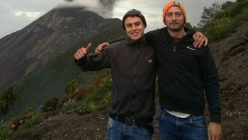 Sungguh latar belakang yang mengagumkan. Erupsi gunung berapi disambar petir. Foto: Bored Panda