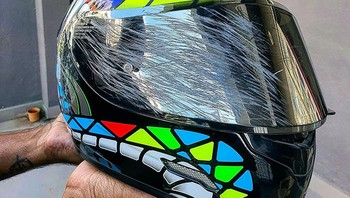 Selamat dari kecelakaan motor karena memakai helm yang bagus. Foto: Bored Panda