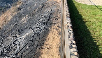 Sebuah rumah di California hampir terlalap api, tapi pemadam kebakaran membuat keberuntungan ini. Foto: Bored Panda