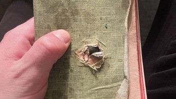 Sebuah Alkitab yang menyelamatkan tentara pada Perang Dunia 1 dari terjangan peluru. Foto: Bored Panda